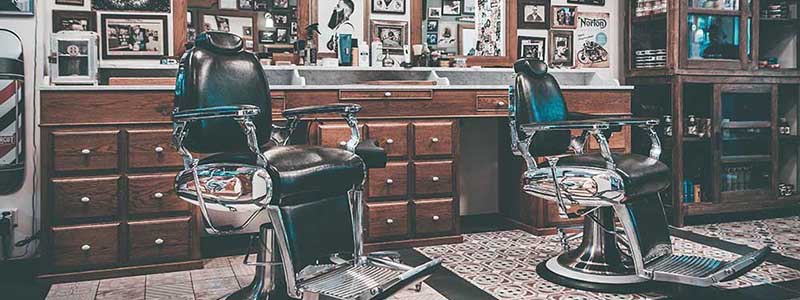 Foto do interior de uma clássica barbearia americana